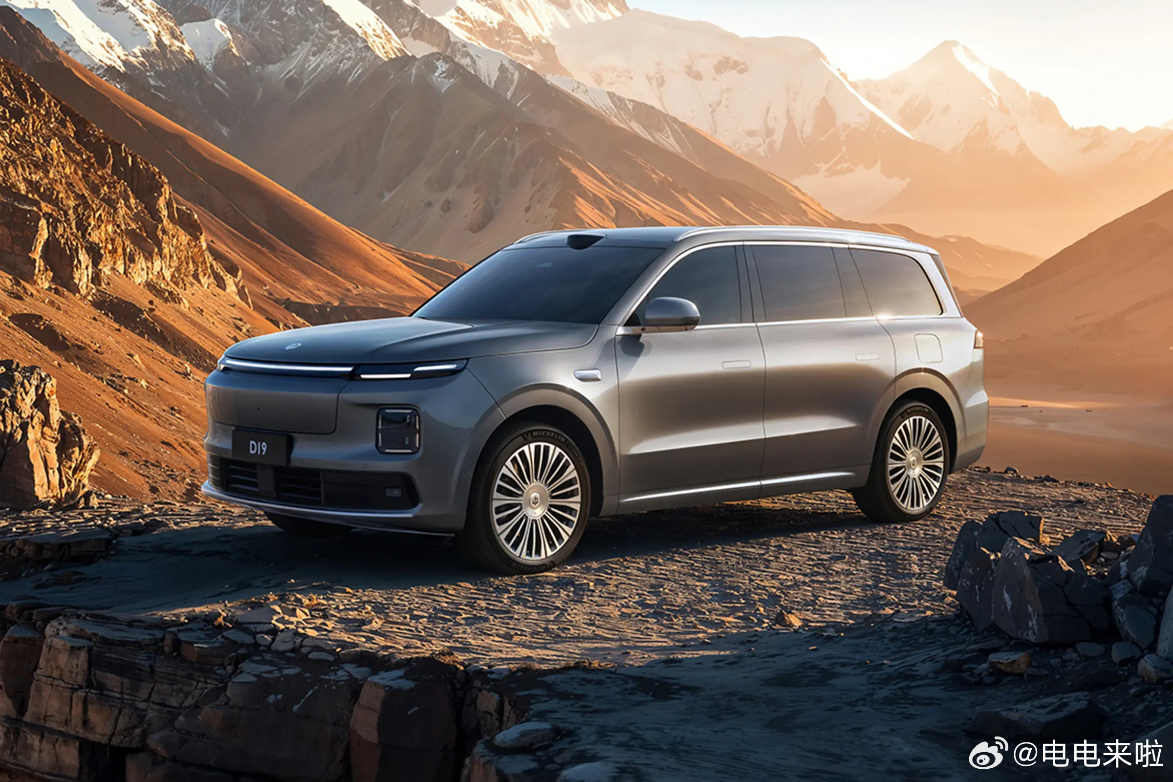 今天去线下看了零跑D19 的展车，这车贼显大！看上去跟小航海家似的。你说闪充对D