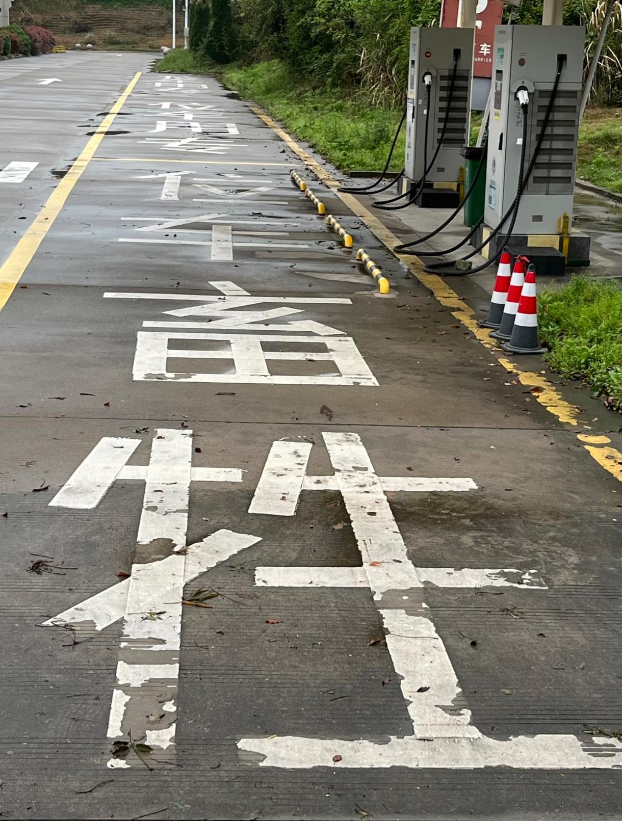 先有牲畜车位，再有的充电车位。专供牲畜运输车使用的车位，因为气味大，一般都安排在