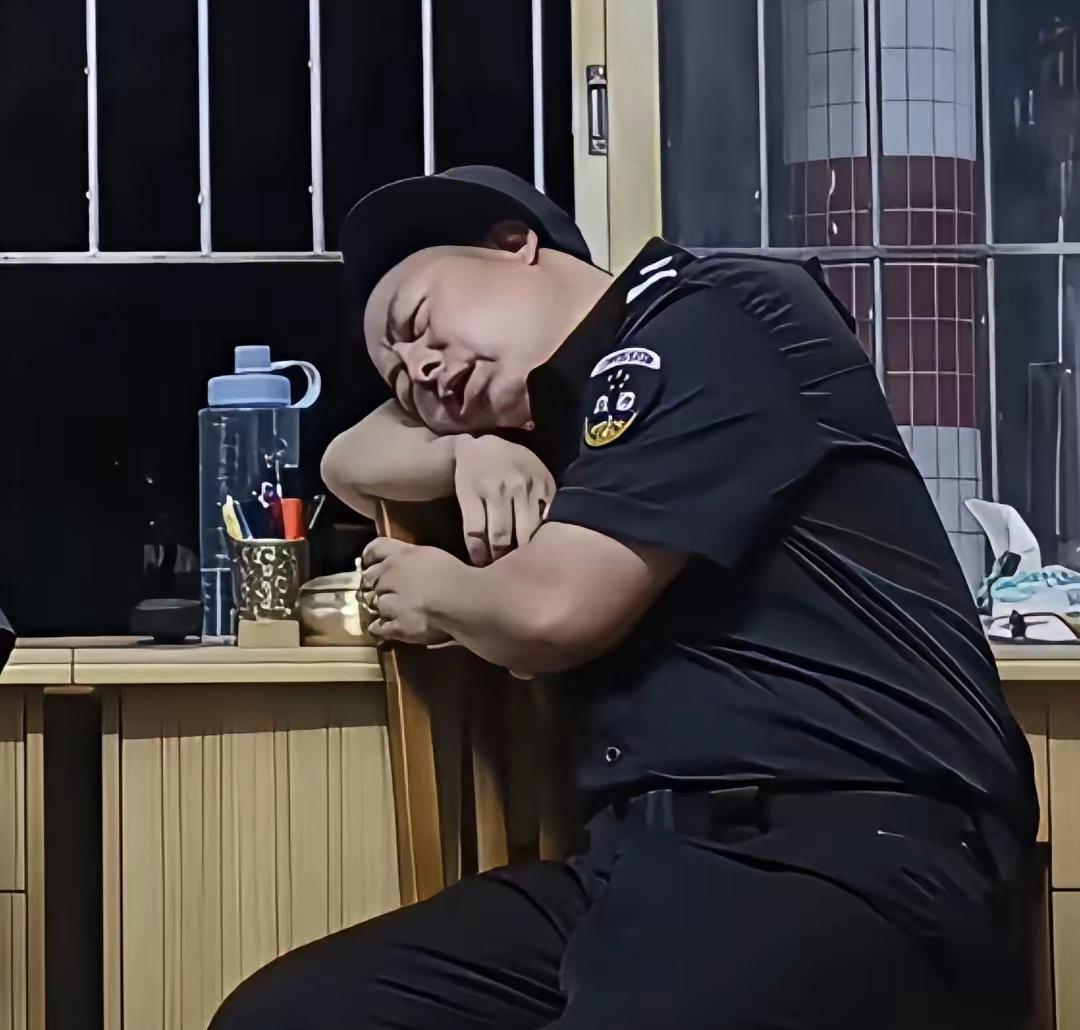 监控拍到保安夜班打了个盹儿，就要扣钱，还要开除。
你肯定会说，这是规定，不能睡。