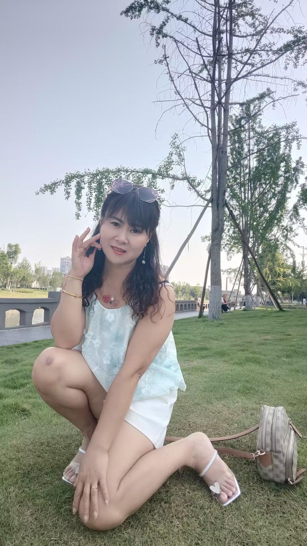 终于明白，有些关系到了时候就会分离，你就像风吹过我的世界，路过而已……