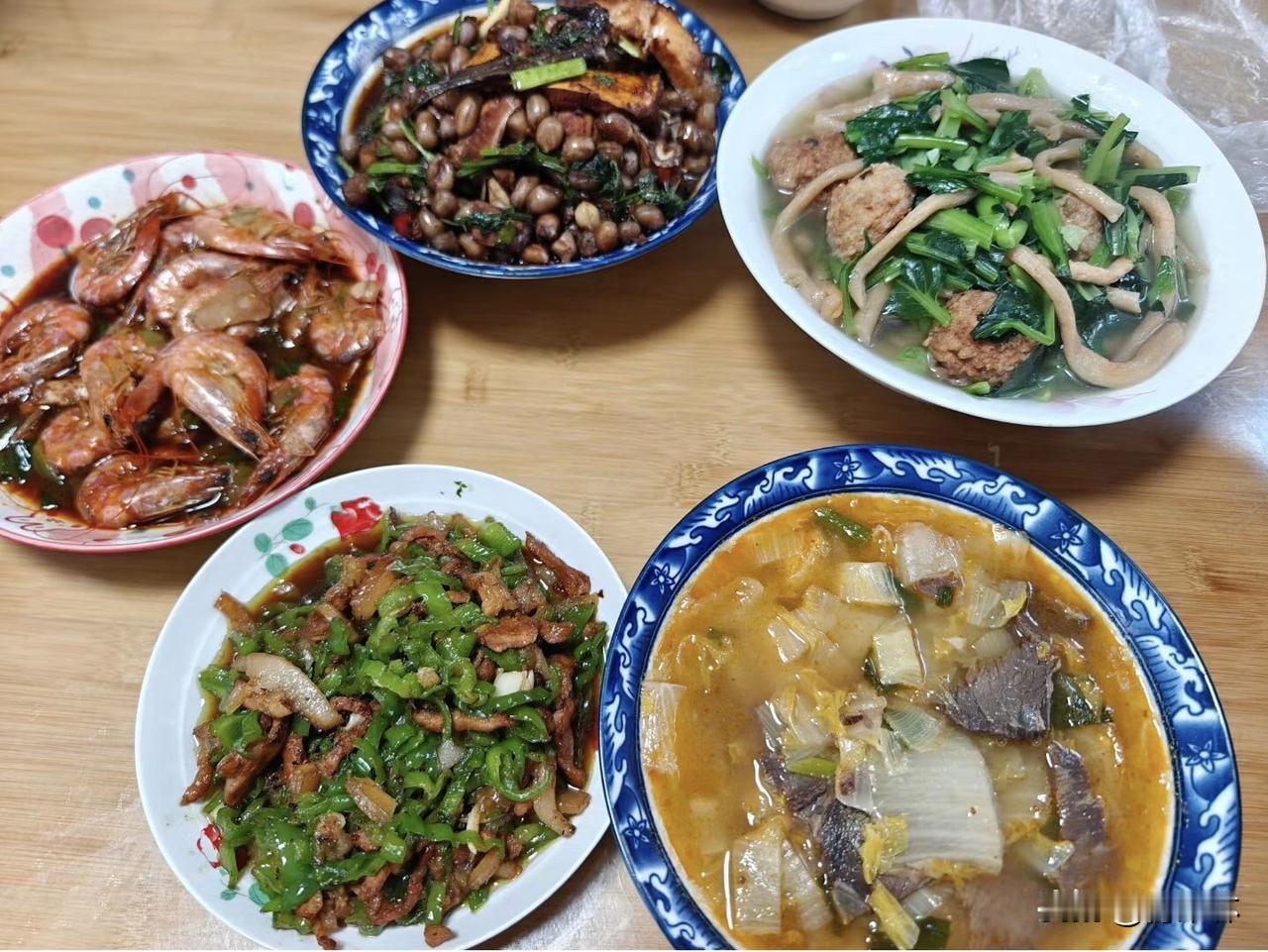 晒出你相册里最近的一张美食照片家常饭才是顶香的！油亮亮的大虾、青椒炒肉，还有炖得