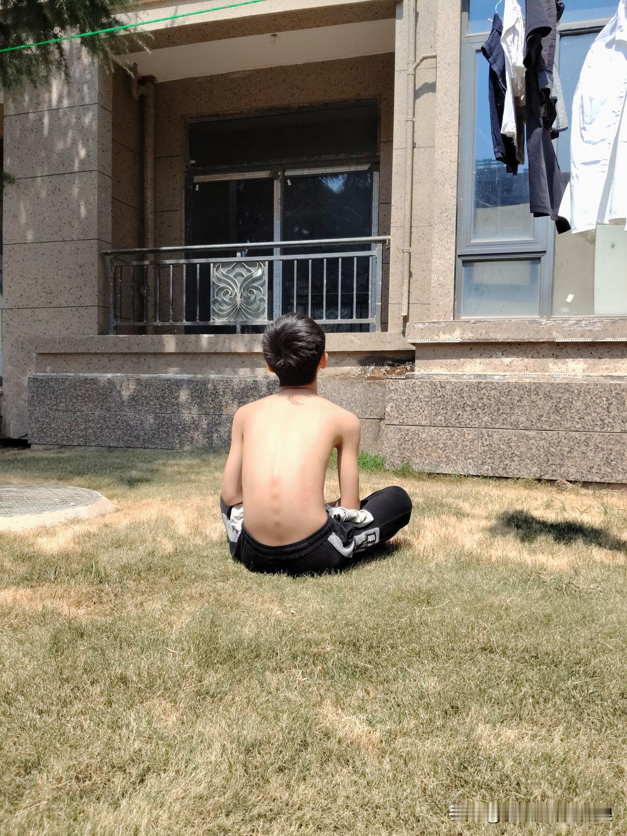 孩子脸上长满了痘，我妈埋怨我不管他，都这样了还不带去医院看看，再不济也该去药店买