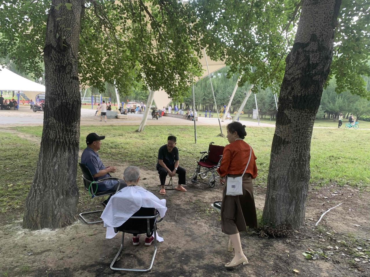 子女也想孝顺老人，但是没那个能力，因为没钱，没钱就无法孝顺，没有100万，无法孝