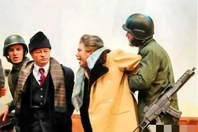 1989年，罗马尼亚，即将被处决的总统和夫人，一张罕见的留影，镜头中的总统齐奥塞