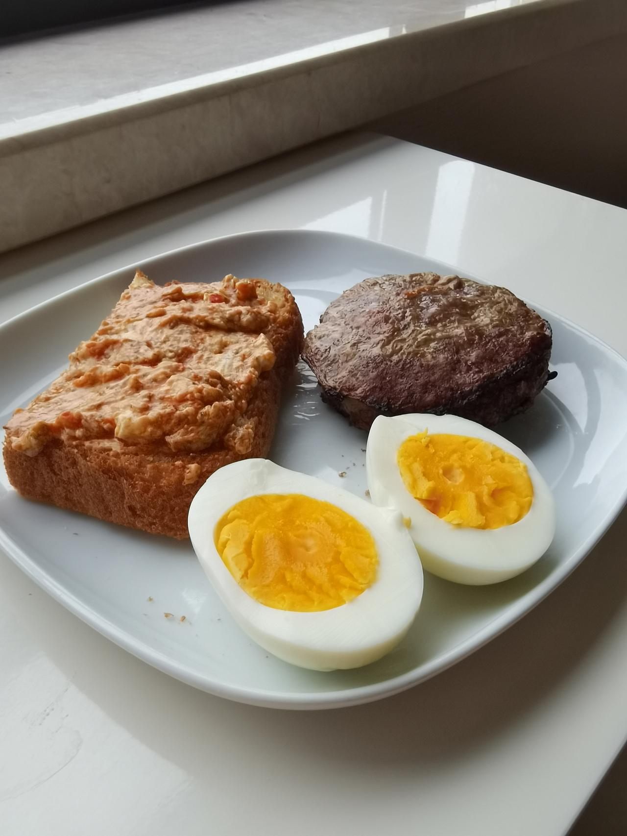 【星期三  早餐打卡】
自制牛肉饼、黄瓜丁拌纳豆、鸡蛋、半片吐司抹番茄芝士酱、牛
