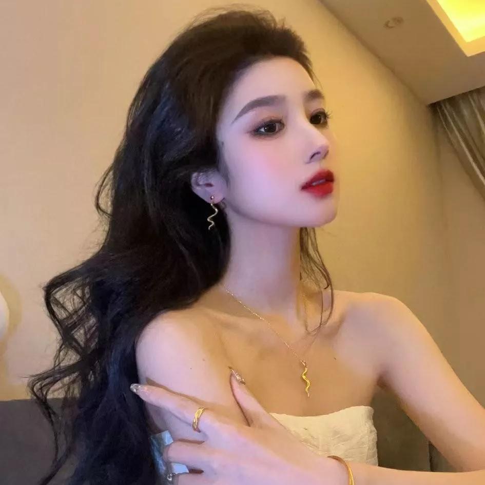 优雅复古风，精致的妆容和配饰，散发着迷人的魅力！秋日轻奢妆容 气质复古搭配 复古