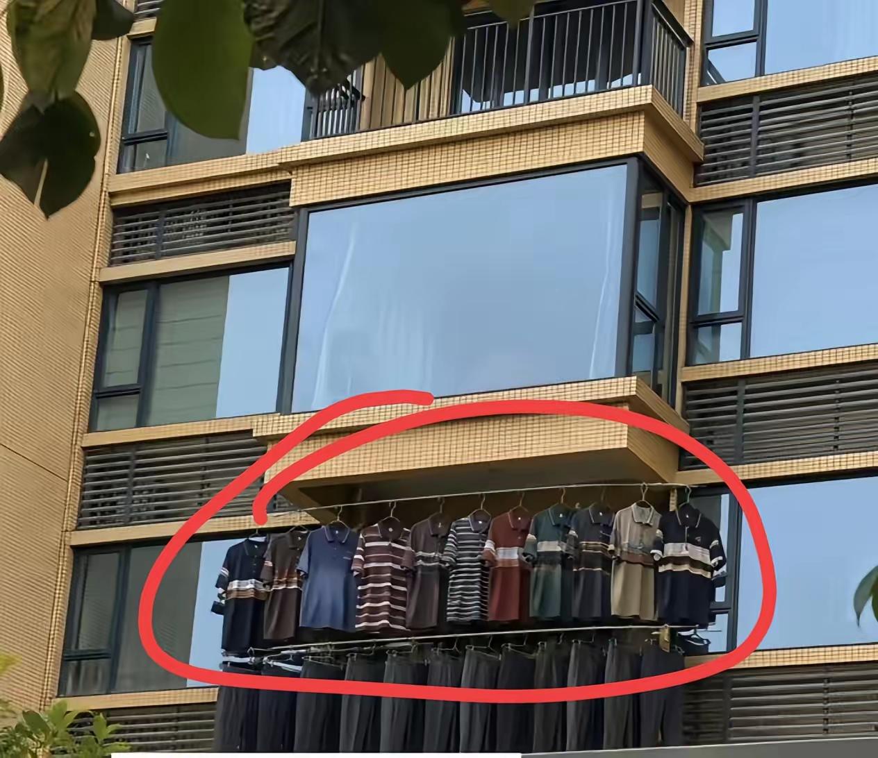 就凭晾晒的衣服，你能判断出这户人家是从事什么职业的吗？