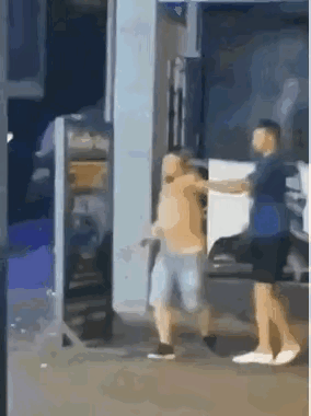 很多外国人都练过拳击，所以发力很大，很容易就能KO对方。

赤膊上阵的小伙深得中