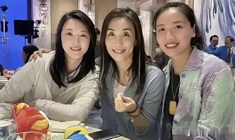 惠若琪 、魏秋月、孙玥三位美女相聚在一起，画面温馨养眼。孙玥年龄大一点，是前中国