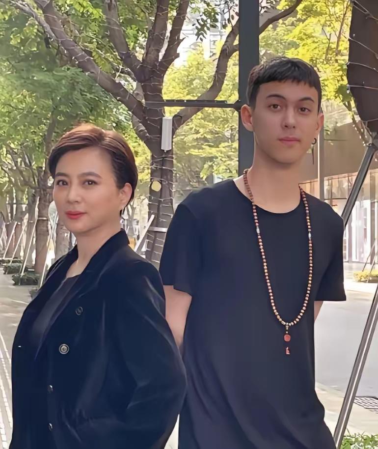 1997年，李玲玉嫁给犹太富豪杰瑞，新婚夜，李玲玉开玩笑地说：“你就不怕我嫁给你