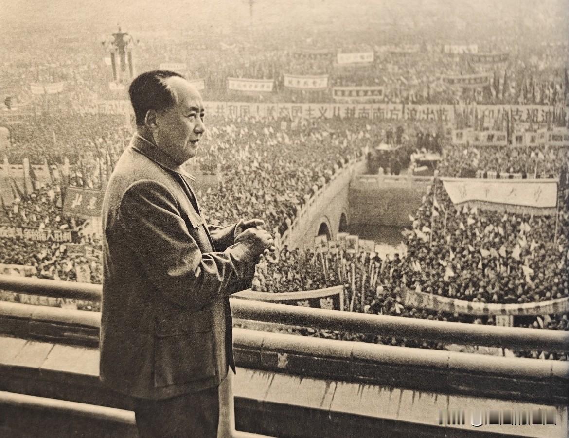 毛主席在人民心中的伟大形象，在批判“两个凡是”的时代浪潮里，丝毫没有被撼动。可以