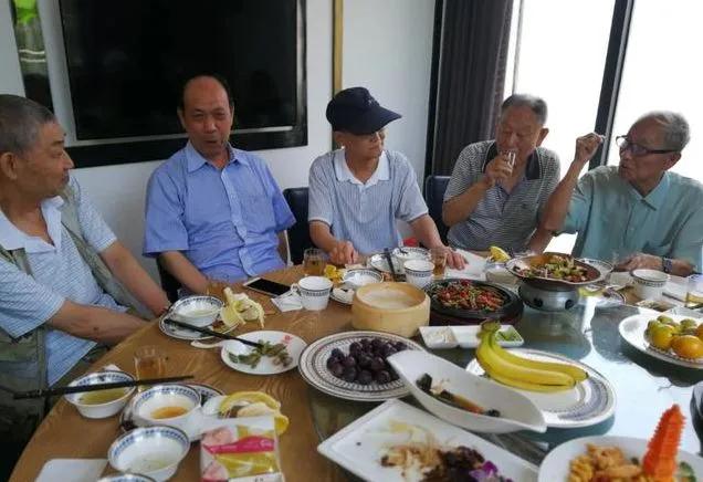 还有这事？五一假期，5个广东退休老教授到四川成都旅游，点了水煮肉片，辣子鸡，蚂蚁