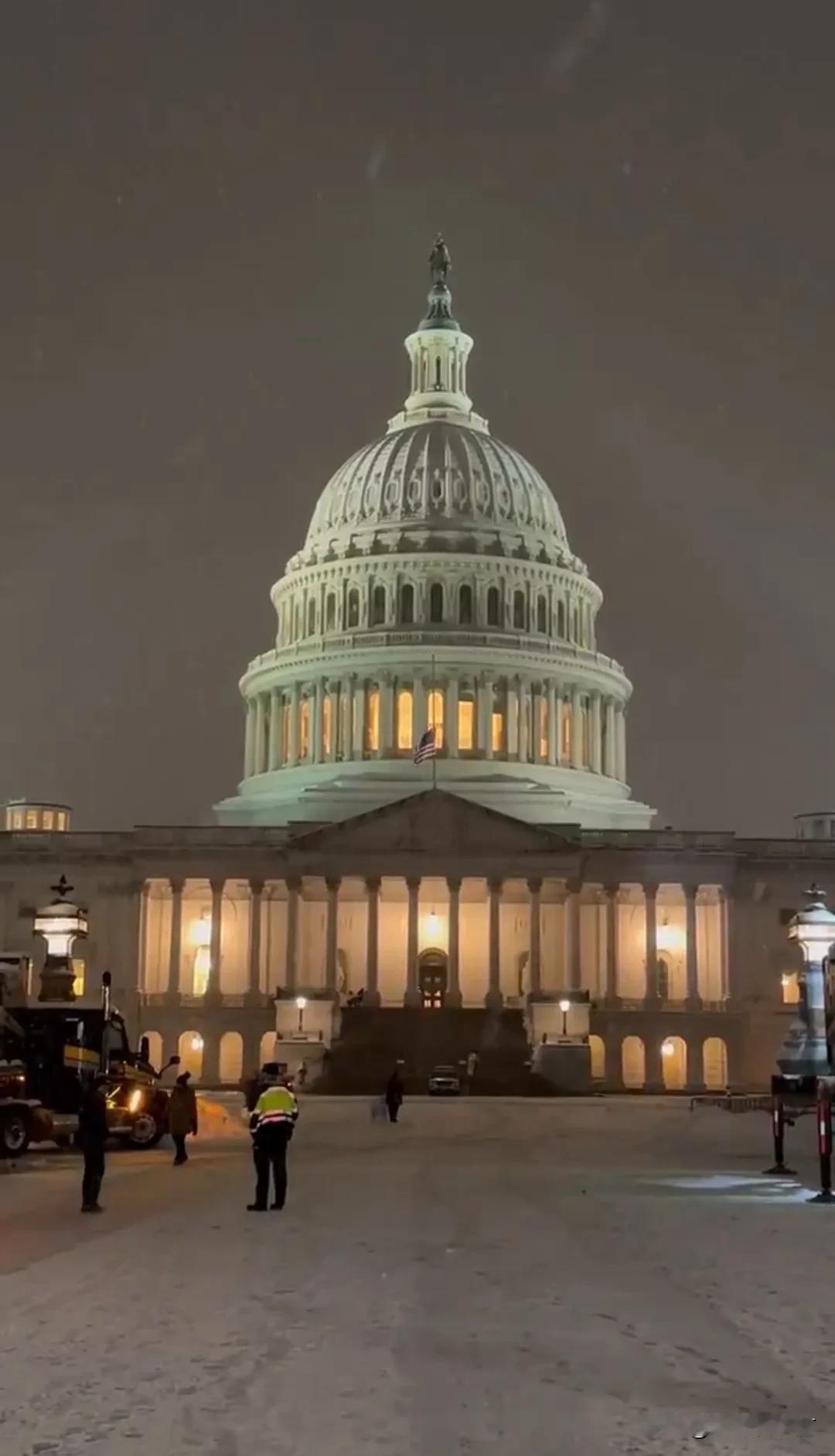 特朗普的就职典礼因为雨雪天气的威胁——至少之前公开理由是这个，被改到了国会圆形大