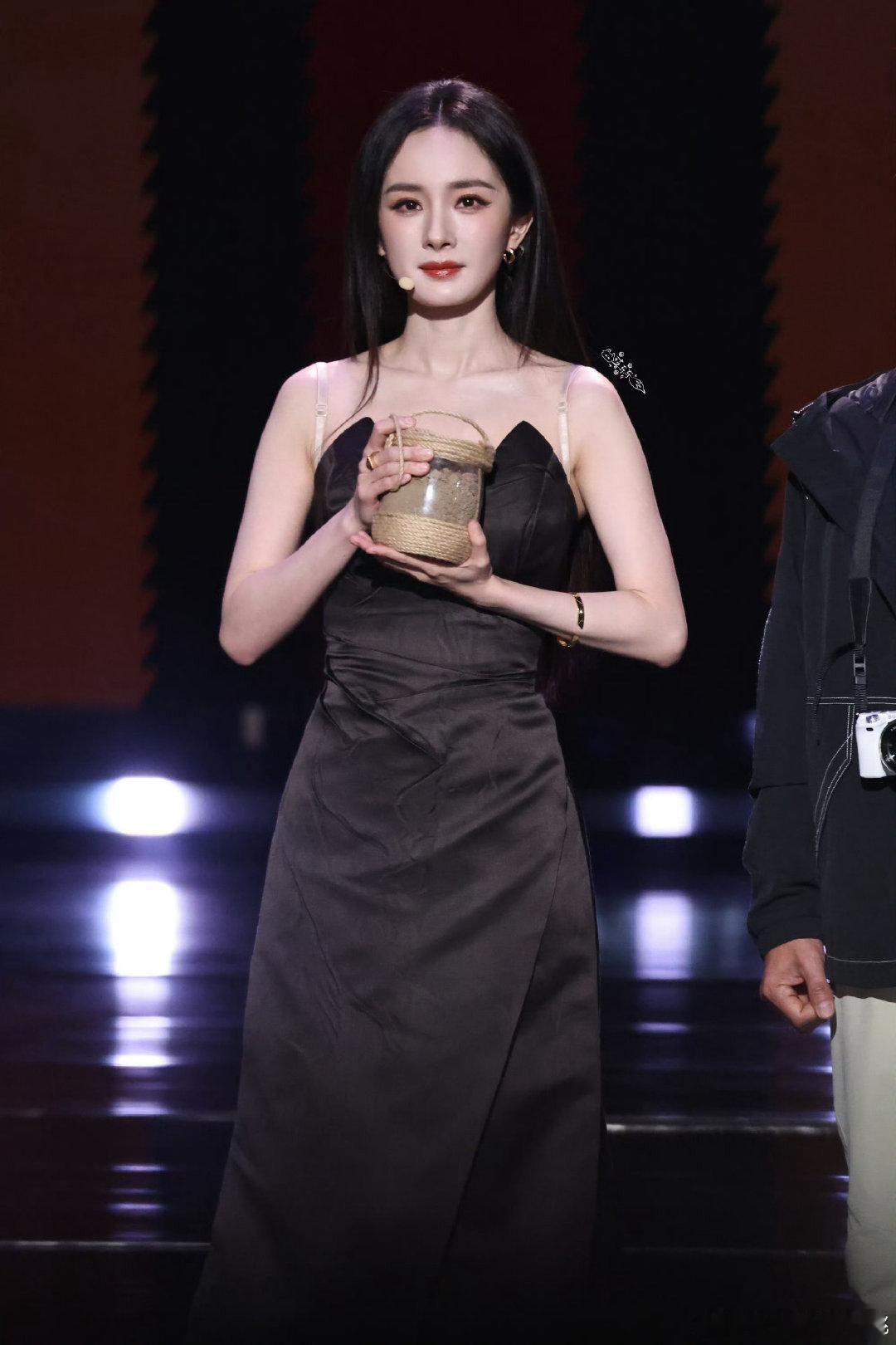 杨幂获奖感言哽咽了杨幂凭借《生万物》宁绣绣一角获得第四届中国电视剧年度盛典年度女