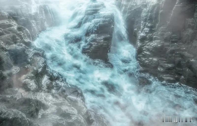 水到绝境是瀑布，人到低谷是蓄力

一、瀑布不是水胆子大，是走到悬崖边上没路了，纵