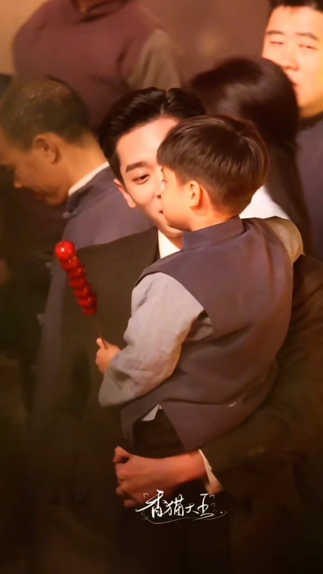 丞磊带娃人夫感拉满！等我小了我也要丞磊哥哥天天抱着我陪我玩