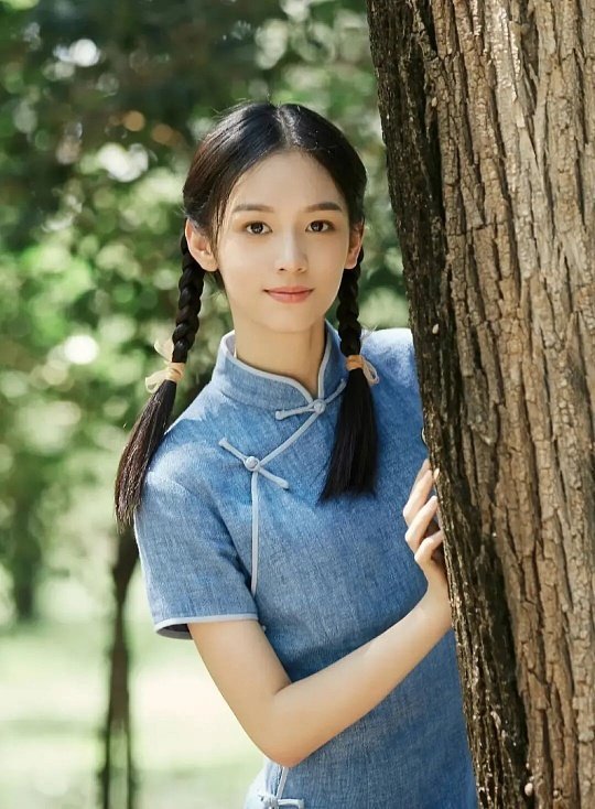 董璇也怀疑周也是自己女儿刷到合照直接惊了！董璇周也长得也太像了，连笑起来的梨涡都