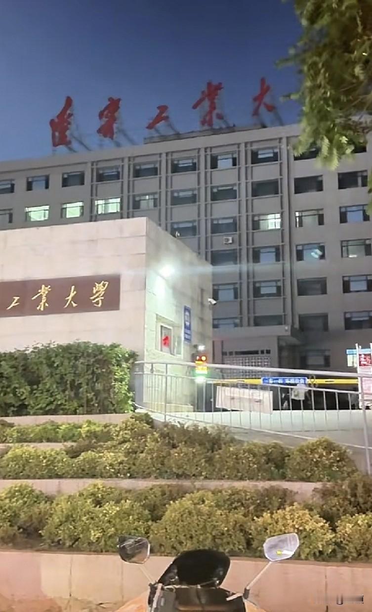 跑到385步时，有一辆小黄车，我狠狠心没骑，继续跑。
这一路总能遇见小黄车，但我