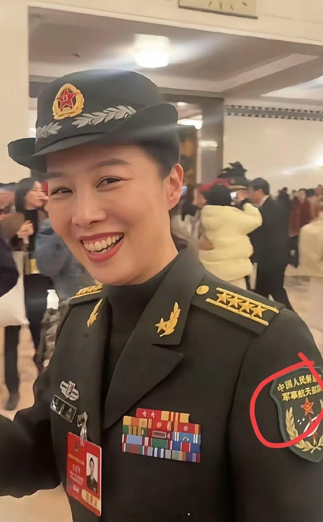 ​第一次见航天员王亚平穿军装，看军衔原来王亚平是大校军衔。资历章上两颗星还是正职