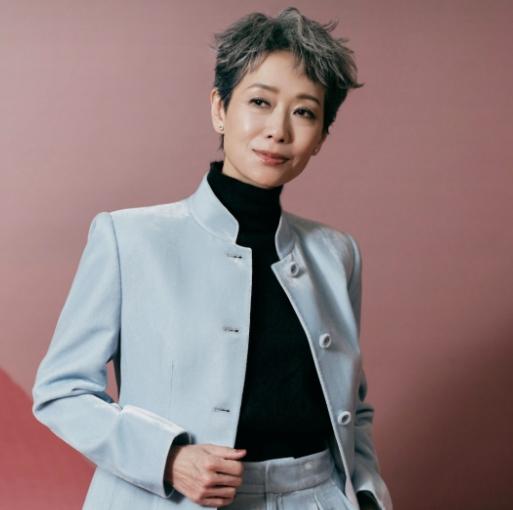 主持人问叶童:“你当影后有什么秘决吗？”叶童笑了:“如果我知道，我就继续当了。”