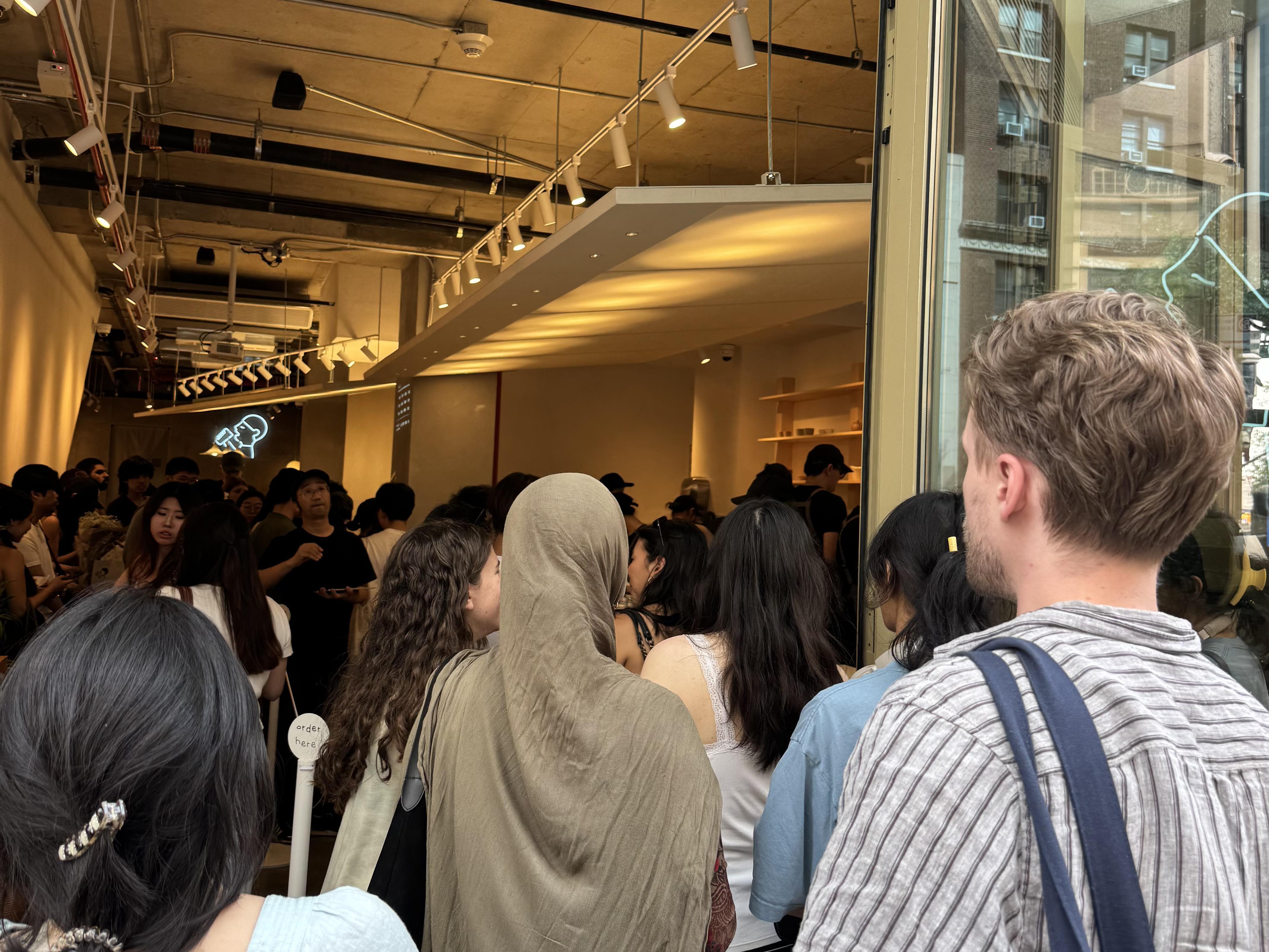 #纽约人为喜茶新店排队5小时##曼哈顿最长排队品牌来自中国# 美东时间6月5日，