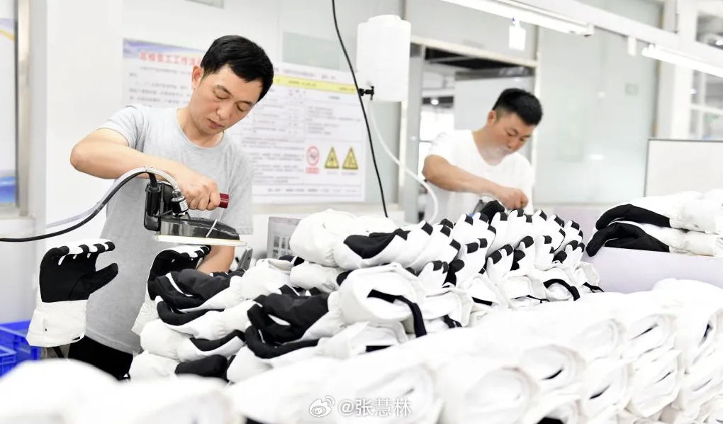 山东走在前挑大梁  各位网友们，你知道吗？我们冬天在雪场租的那种手套，全国六成多