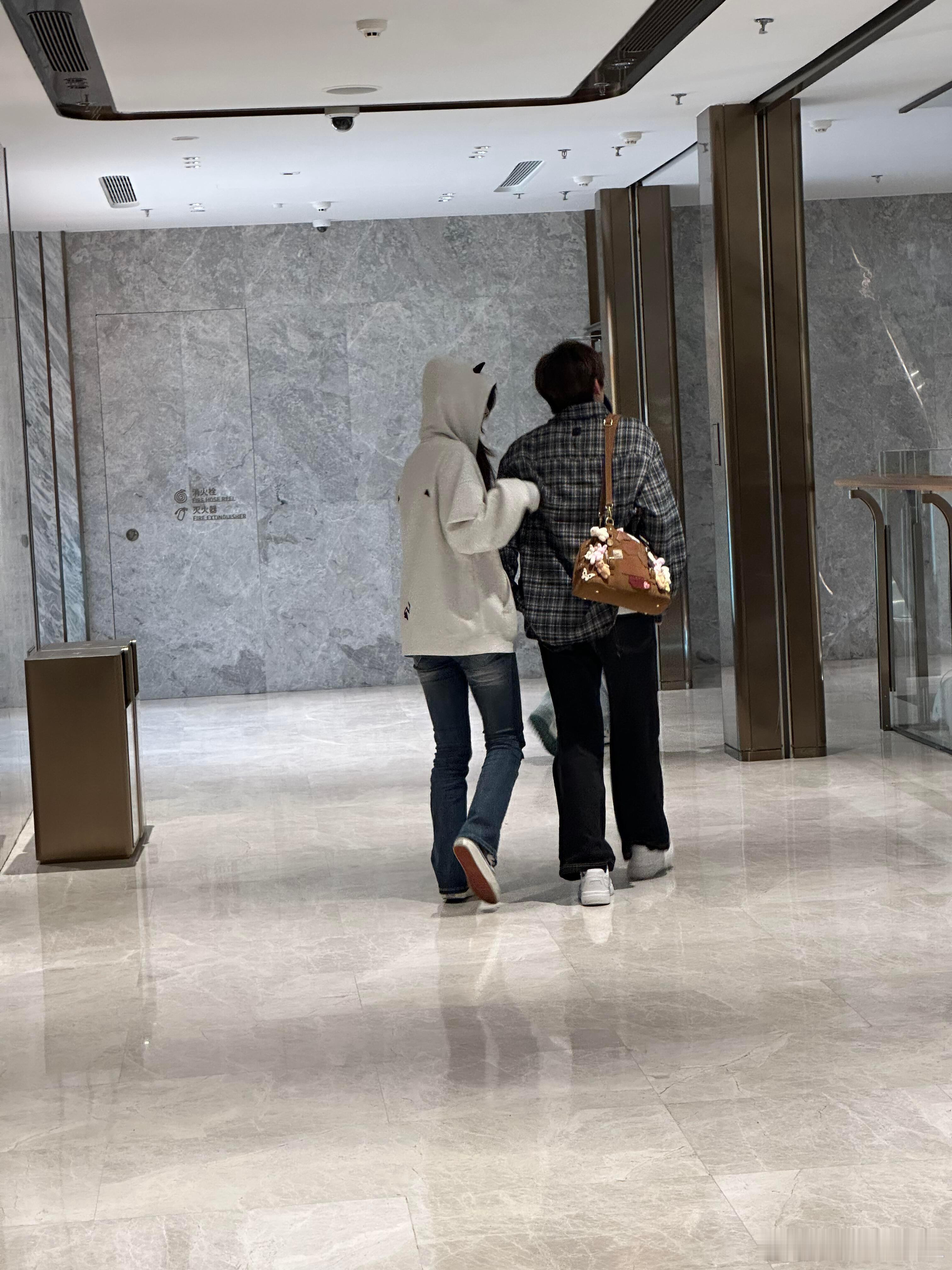 父母偷偷幸福网友偶遇胡祎阳张照愉挽手逛街胡祎阳张照愉挽手逛街