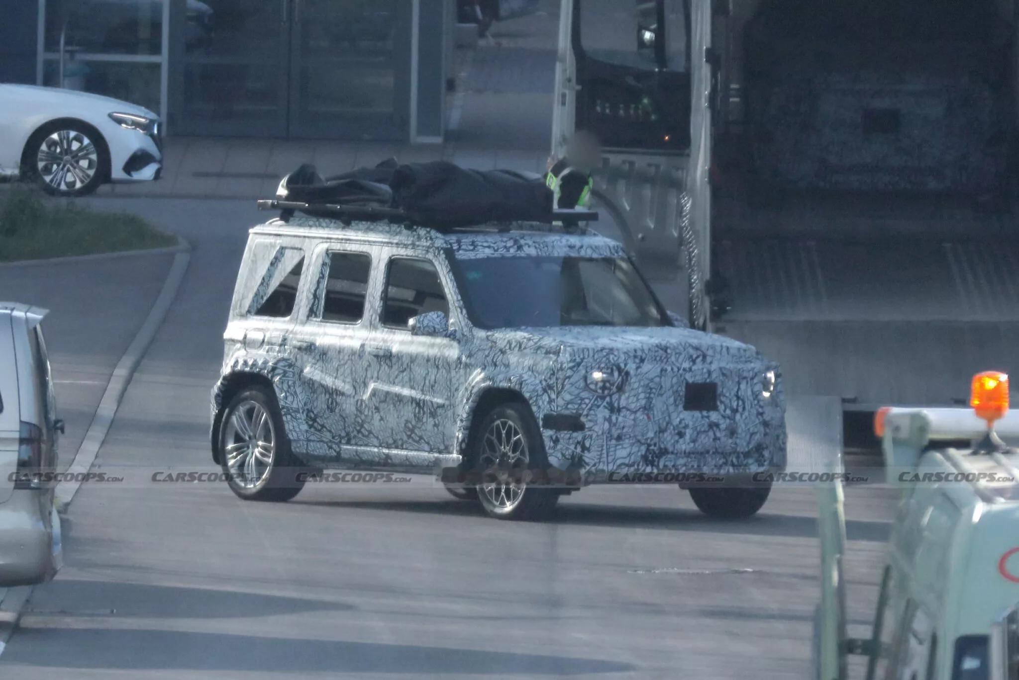 奔驰全新SUV谍照。方盒子造型，大概率是之前说的小G。底盘不高，预计是承载式车身