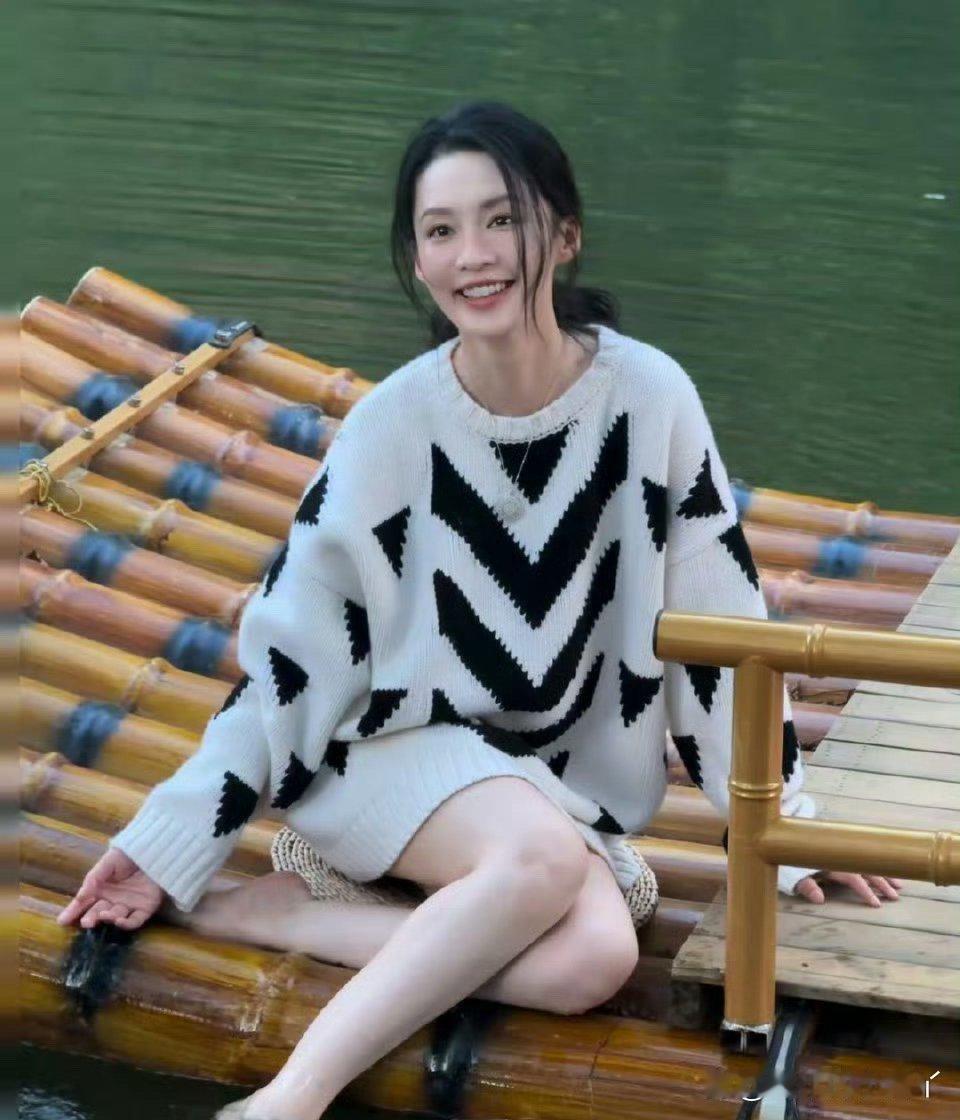 李沁在竹船上戏水，清澈的水面映衬出她的裸腿美足，令人心动不已。夏日的阳光下，她如