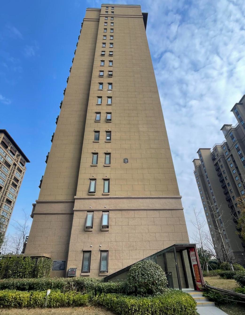 “容易” 的路。
校园里的压力，无非是知识的门槛、名次的竞争，只要你肯付出时间和