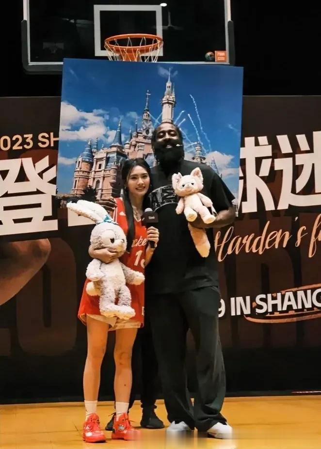  
北京时间8月10日NBA球星哈登中国行活动上海站，哈登全程站着与球迷互动，并