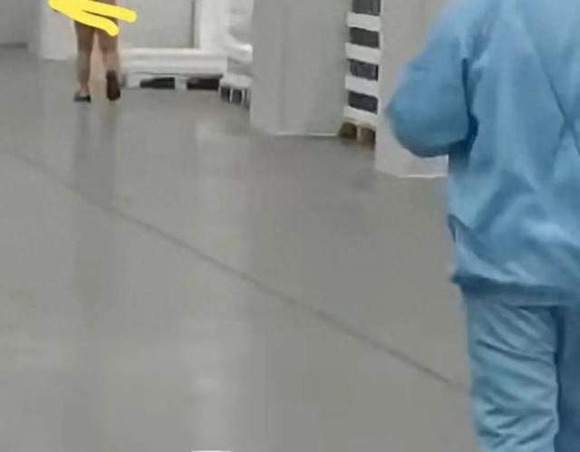 宁德时代辟谣了。视频那个人光着身子在车间走。说班长不让上厕所