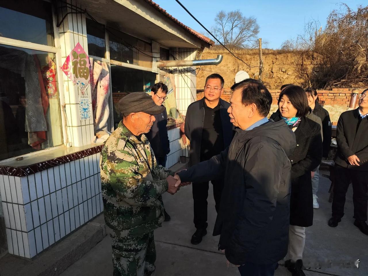 11月12日，河北省医疗保障局一级巡视员李胜群到丰宁满族自治县石人沟乡槽碾沟村实