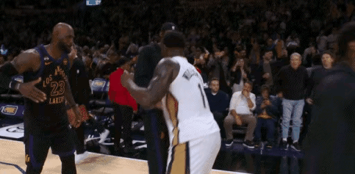 詹姆斯和锡安耳语，没听清说什么，但能看出壮如詹姆斯，仍稍逊于锡安。
今日湖人11