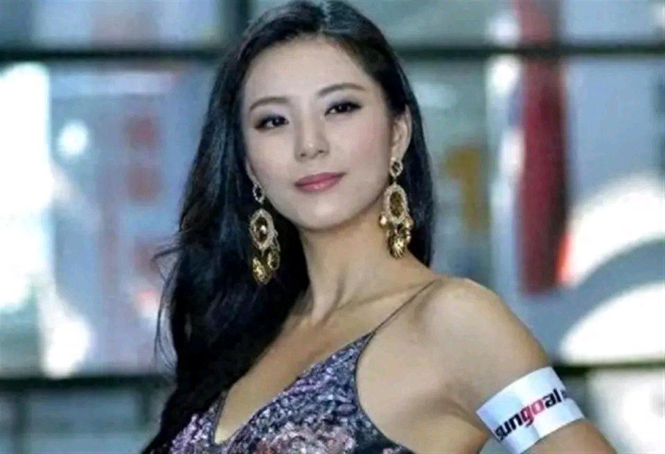 艾尚真，原名徐萌，这位重庆姑娘堪称传奇。175厘米的净身高，90 - 60 - 