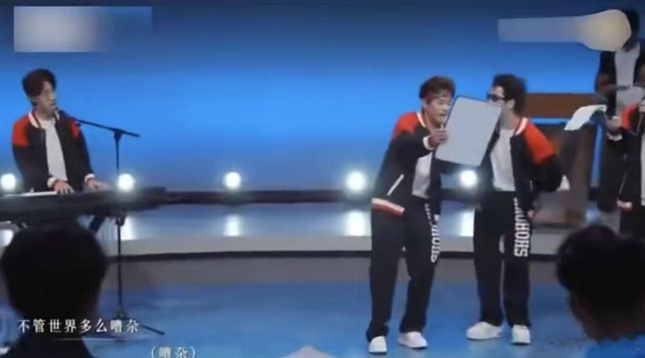 唱跳都可以是快乐老咖的统治区 响指响起，老男孩们的唱跳太亮眼。扭动踩拍准，合唱默