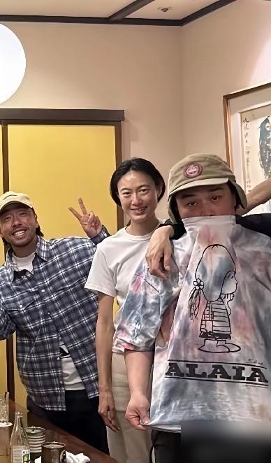 你敢信？刚在日本被路人拍的陈冠希，居然蹲路边给女儿系芭蕾鞋鞋带！
2017年女