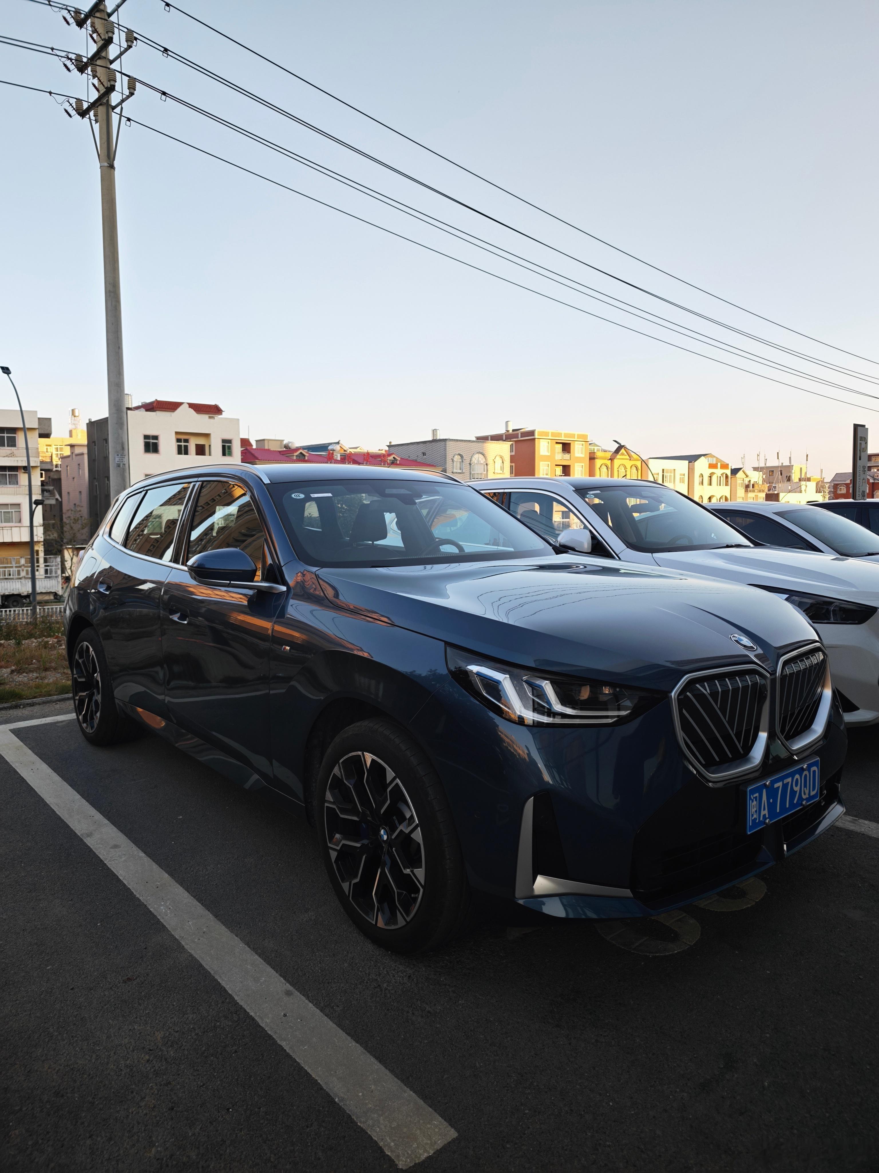 刚从宝马经销商出来，趁热打铁分享一下体验感受，并正好能与昨天驾驶的全新Q5进行对