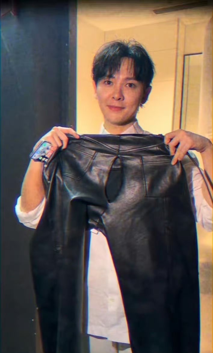 尤长靖回应把裤子唱破了唱功出众也会引发小乌龙，尤长靖舞台发力过猛撑破皮裤，直播回