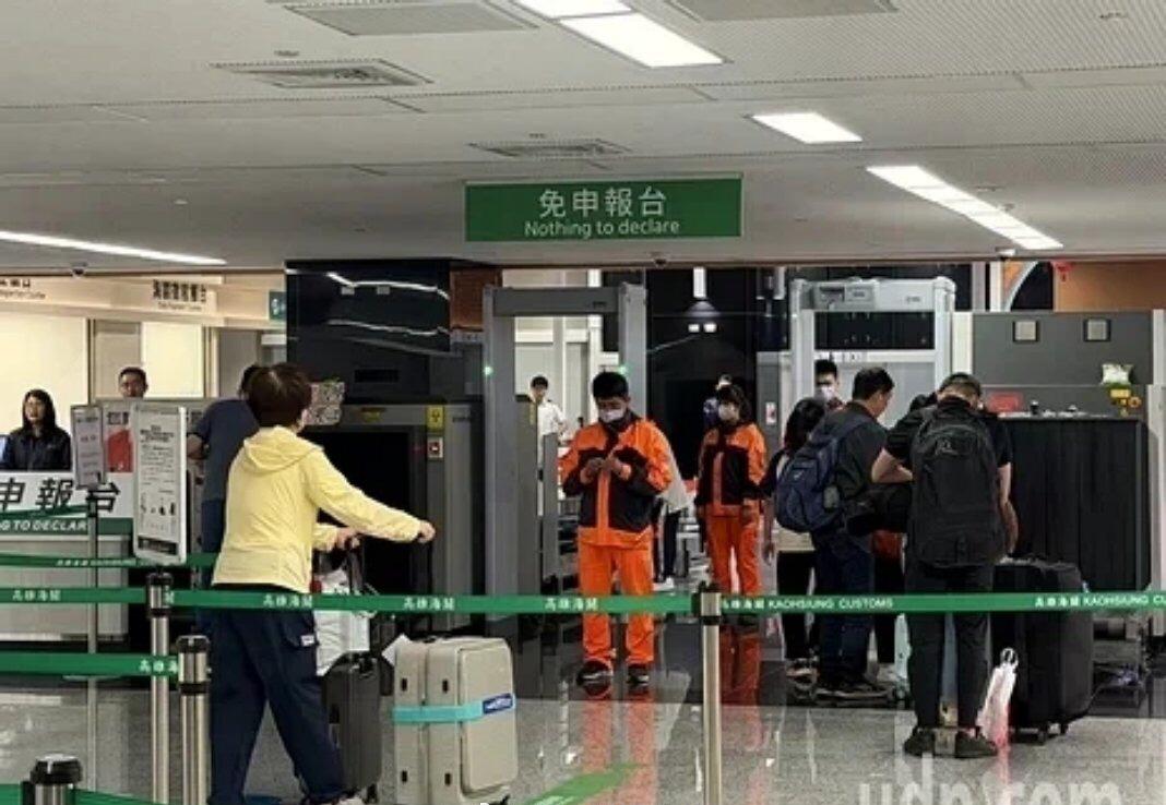 台媒8月7日报道，台湾公务员赴大陆旅游须向民进党当局提供大陆亲属姓名和联系电话。