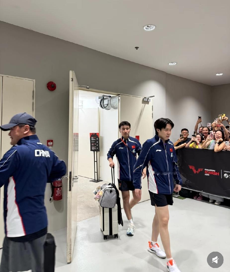 被尖叫声“吓退”的王楚钦，这反差感也太可爱了！😂
 
新加坡大满贯赛后通道，这
