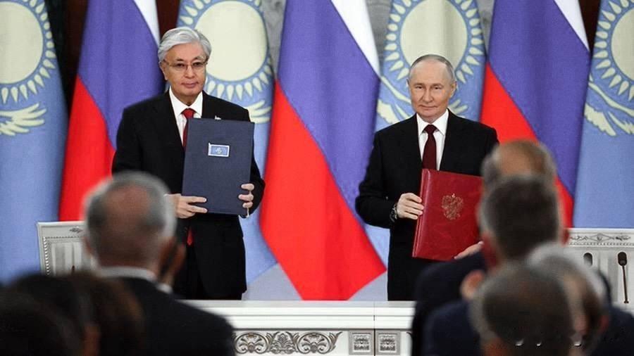 🇷🇺🇰🇿普京和托卡耶夫签署了一份关于哈萨克斯坦与俄罗斯关系转型为全面战略