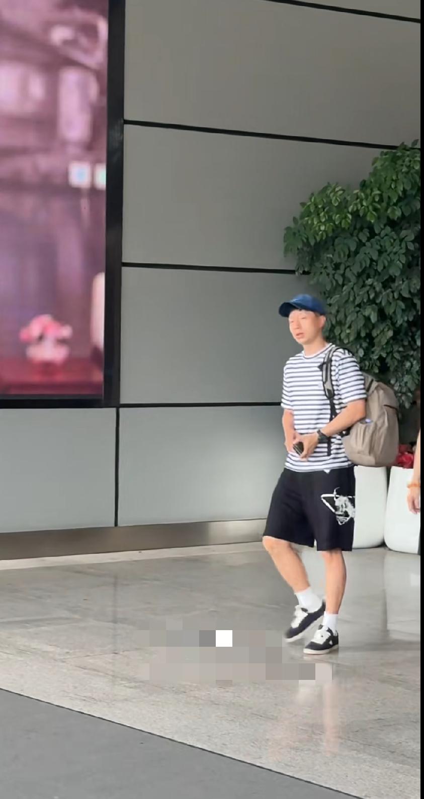 刷到马龙抵达长沙备战全锦赛的路透，简约条纹穿搭清爽自在，步履从容。
褪去赛场锋芒