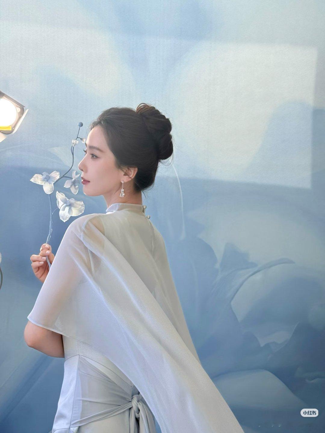 刘诗诗工作室官摄，美成青花瓷了💙 