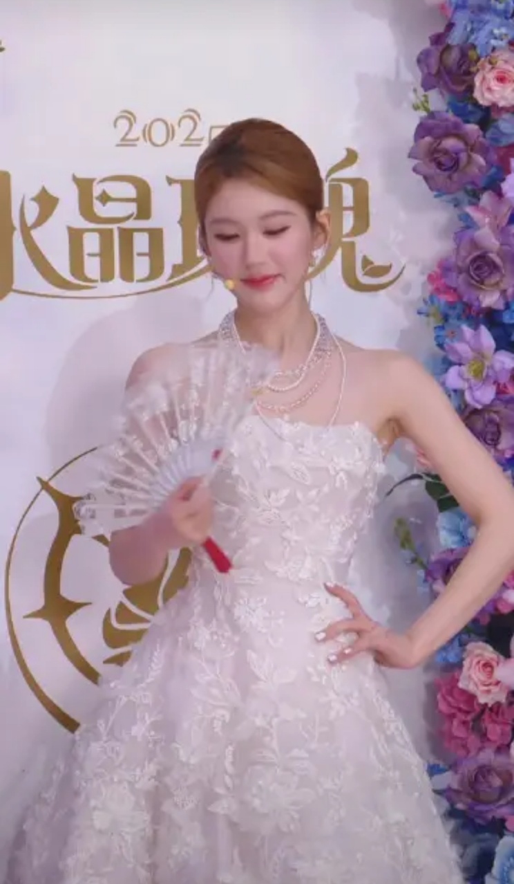 娱乐[超话]赵露思水晶玫瑰赵露思白色蕾丝公主裙赵露思水晶玫瑰，啊啊啊啊老婆你美！