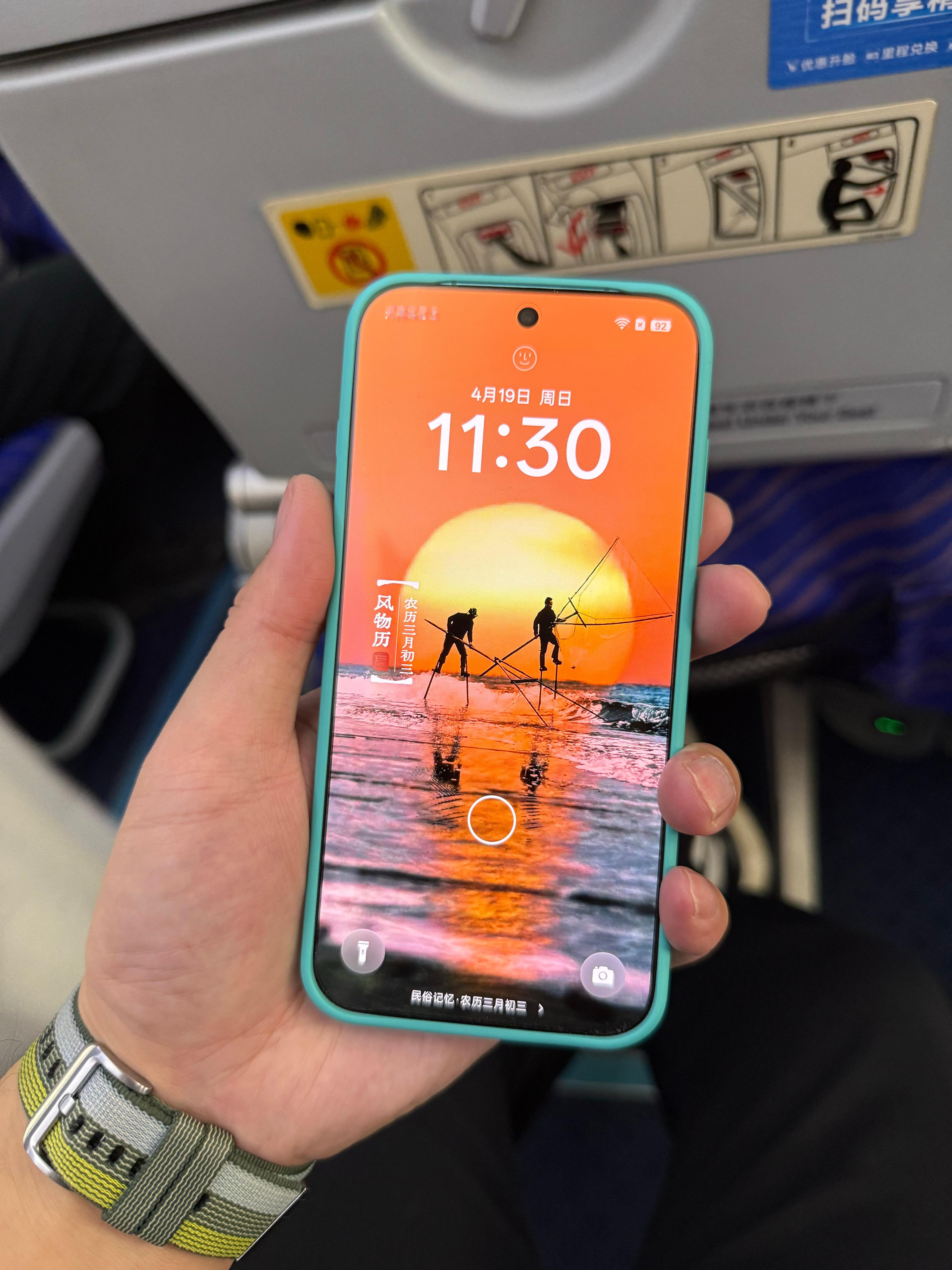 小屏手机容易上瘾因为体积和重量单手握持很舒服，手指划过的区域也足够多重量200克