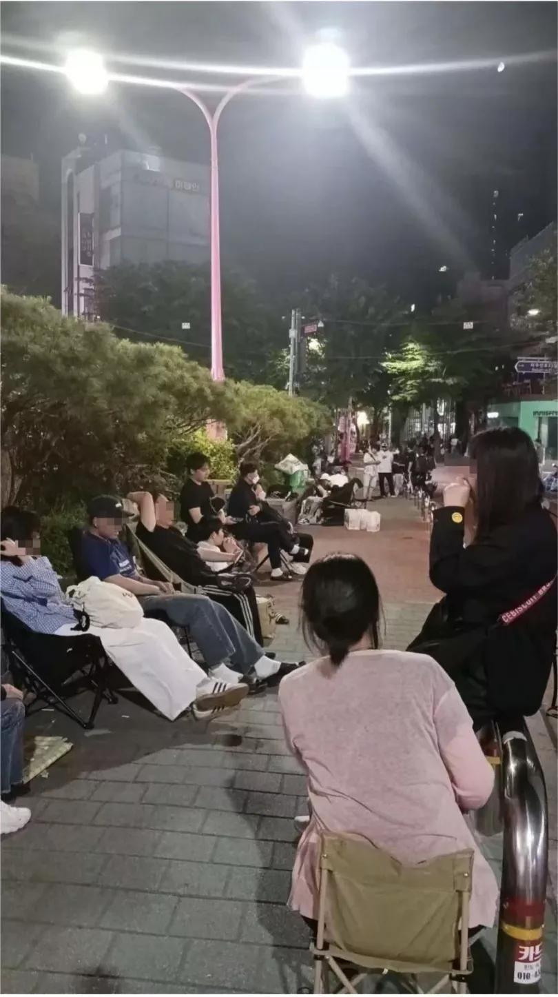 通宵排队、吵架动手、瞬间秒光，这些近乎疯狂的举动，竟然只是为了一个玩偶，甚至还卖