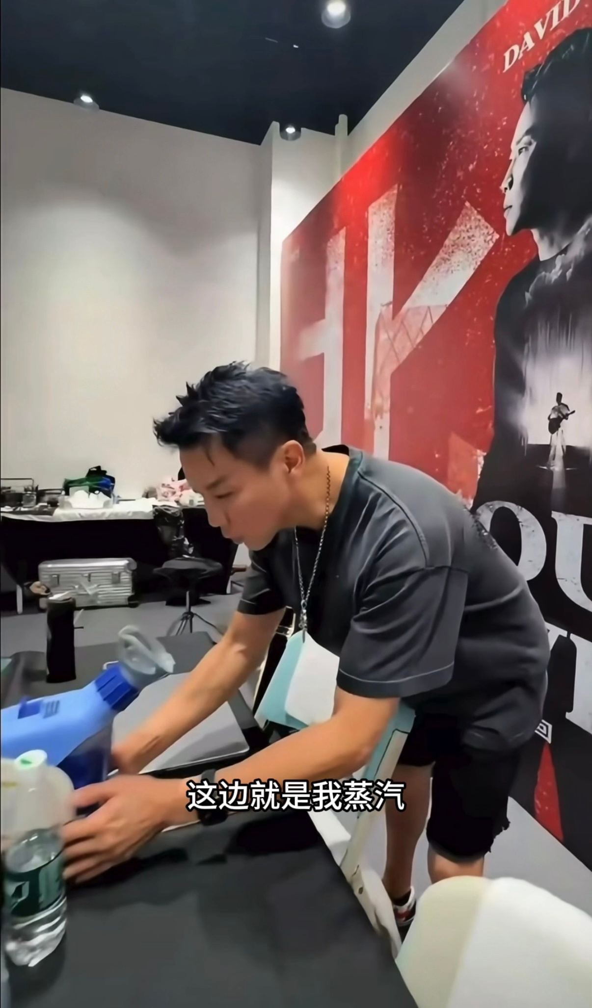 陶喆靠蒸喉咙保护嗓子 蒸喉咙听起来就很舒服！巡演奔波还要保证状态，这些实用小技巧