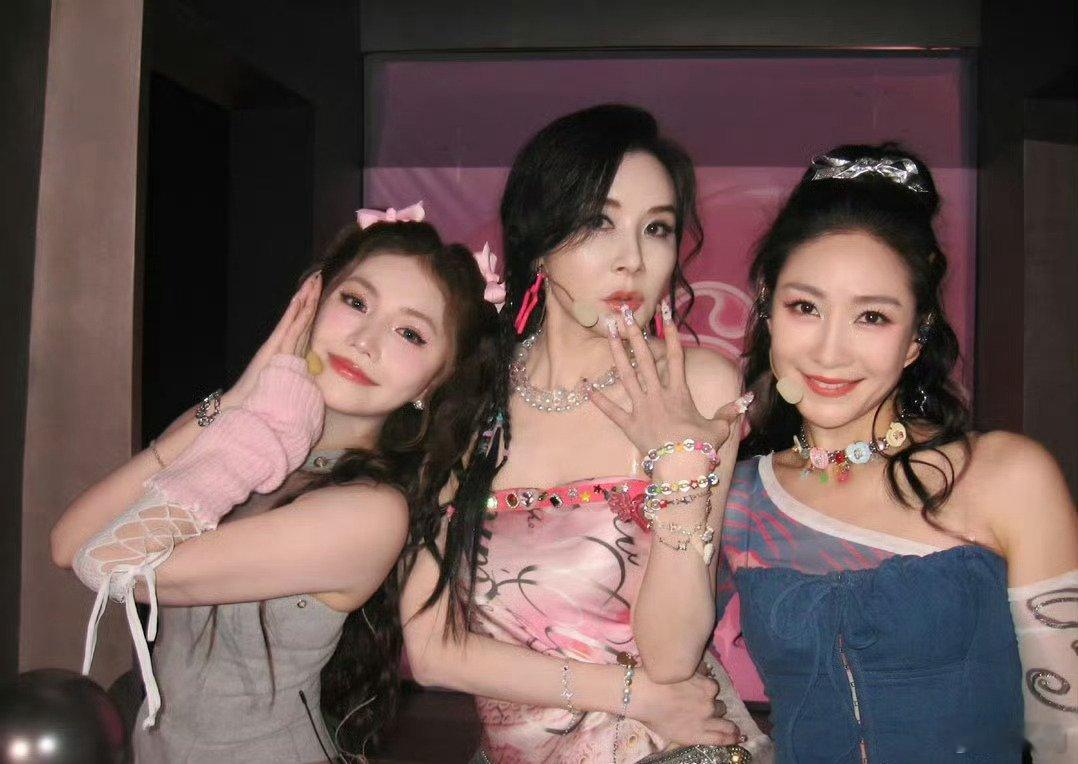 唱跳是安崎的舒适区安崎舞台梦回青你 安崎的唱跳舞台真的越品越有味道，从气息控制到