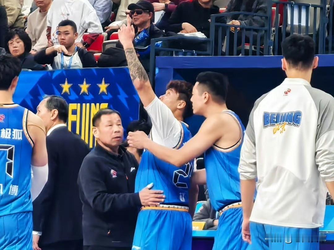 赵睿复出又受伤，北汽输德比…赵睿和曾凡博复出北汽还是没能赢下德比，曾凡博复出手感